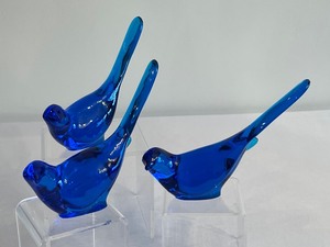 lot 212 image: Trio of Fenton Cobalt Blue Bird Figurines
