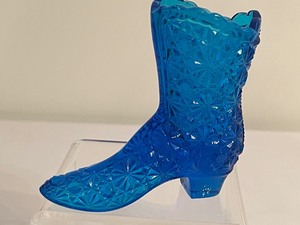 lot 213 image: Pair of Fenton Daisy & Button Votive Holders and Daisy and Button Boot Figurine
