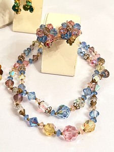 lot 219 image: Variety of Vintage Sparkly Costume Jewelry