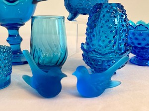 lot 205 image: A Lovely Variety of Vintage Colonial Blue Fenton Glassware Items