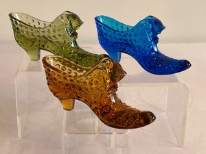 lot 204 image: (3) Vintage Fenton Hobnail Shoe Figurines