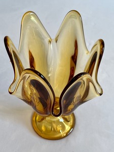 lot 202 image: Vintage Viking Six Petal Honey Gold Handkerchief Swung Art Glass Vase