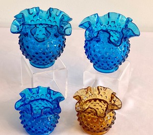lot 70 image: (4) Vintage Squat Hobnail Fenton Vases