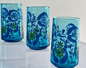 lot 59 image: Vintage Anchor Hocking Blue Raised Daisy Design Ice Tea Pitcher and Tumblers Set
