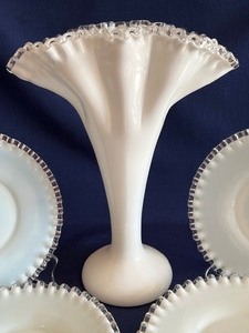 lot 47 image: Fenton Silver Crest Fan Vase and 8 Luncheon Plates
