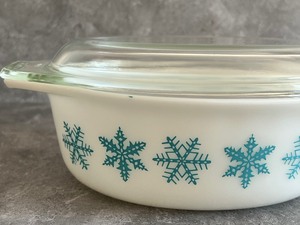 lot 31 image: Pyrex 1.5 Quart Snowflake Covered Casserole Dish