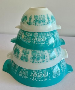 lot 27 image: Set of Pyrex Butter Print Amish Turquoise Nesting Bowls