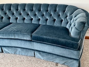 lot 35 image: Lovely Vintage Blue Upholstered Flexsteel Sofa