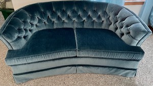 lot 36 image: Charming Vintage Flexsteel Upholstered Love Seat