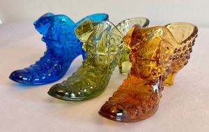 lot 78 image: (3) Fenton Hobnail Collectible Shoe Figurines