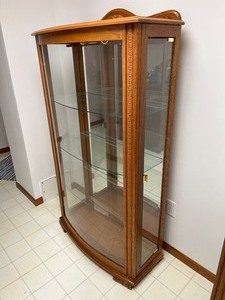 lot 321 image: Lovely Glass Front Display Cabinet