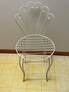 lot 326 image: Cute Vintage Vanity Chair