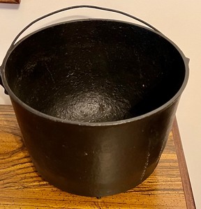 lot 288 image: Vintage Cast Iron Handled Pot