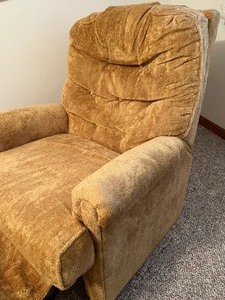 lot 285 image: Vintage Harvest Gold Colored Upholstered Recliner