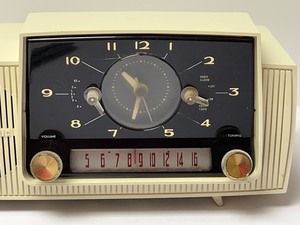 lot 281 image: Vintage GE Radio - Model C-430A