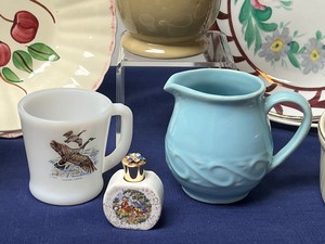 lot 272 image: Fun Vintage Glassware Items
