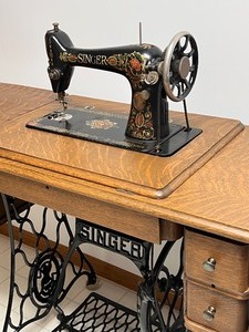 lot 271 image: Antique Singer Treadle Sewing Machine w Cabinet