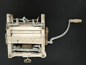 lot 9 image: Vintage Laundry Wringer
