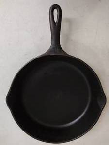 lot 40 image: Cast Iron Skillet