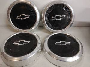 lot 49 image: Chevrolet Hubcaps