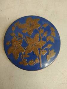 lot 90 image: Vintage Compact