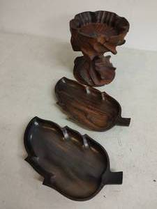 lot 94 image: Wooden Dcor
