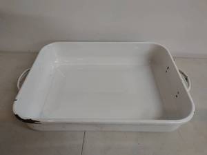 lot 14 image: Enamelware Baking Dish