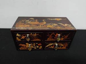 lot 28 image: Vintage Jewelry Box