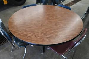 4 ROUND TABLE  CHAIRS