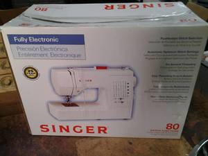 lot 121 image: Singer 7442 fully electronic sewing...