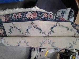 lot 225 image: Large floral 5x7 area rug. Very pre...
