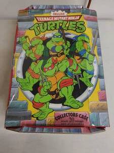 lot 5 image: Deluxe Teenage Mutant Ninja Turtles Collectors Case with Contents