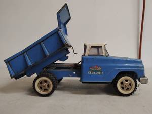 lot 44 image: Blue Metal Tonka Truck Hydraulic Dump Truck