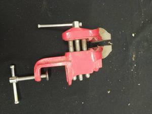 lot 95 image: Great Neck Vise