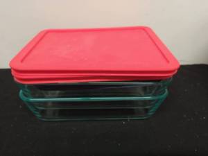 lot 132 image: 6 piece Pyrex Glass Dishes