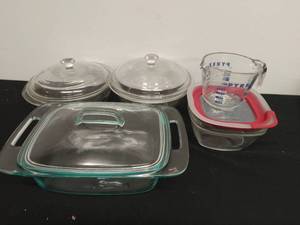 lot 133 image: Set of Pyrex and Rubbermaid Pieces