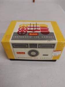 lot 64 image: Kodak Instamatic 100 Camera