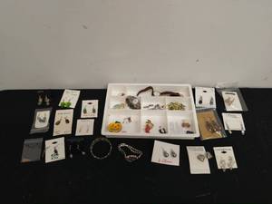 lot 172 image: Collection of Fashion Jewelry