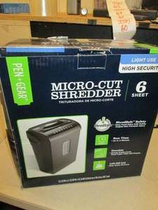 Micro shredder, 6 sheet, powers on...