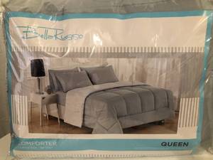lot 34 image: NEW Bella Russo Queen Comforter