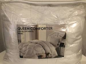 lot 35 image: NEW White Queen Comforter