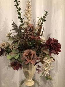 lot 40 image: Metal Decorative Stand & Arrangement