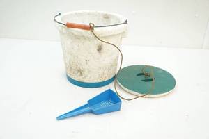Minnow bucket, scoop