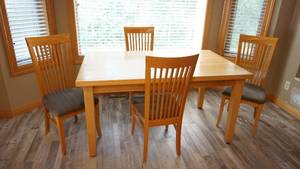 Light Oak Dining Room Table With 6 Padded Chairs