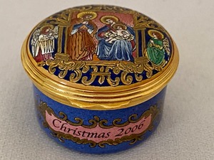 lot 49 image: Halcyon Days Enamel Trinket Box Christmas 2006