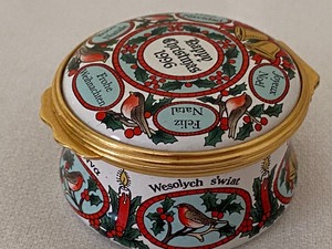 lot 44 image: Halcyon Days Enamel Trinket Box Christmas 1996