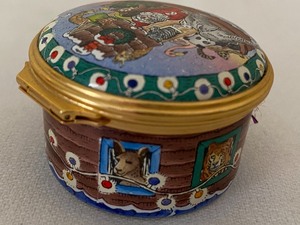 lot 39 image: Halcyon Days Enamel Trinket Box Christmas 1999