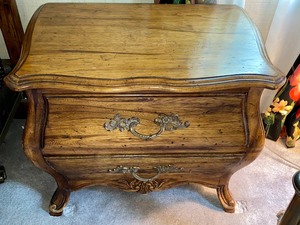 lot 10 image: Vintage Pair of Matching Night Stands