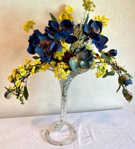 lot 23 image: Gorgeous Large Floral Arrangement in Fun Glass Vase