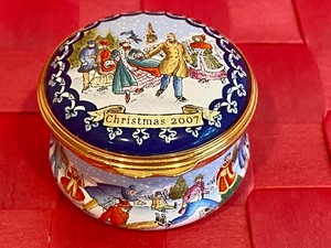 lot 111 image: Halcyon Days Enamel Trinket Box Christmas 2007